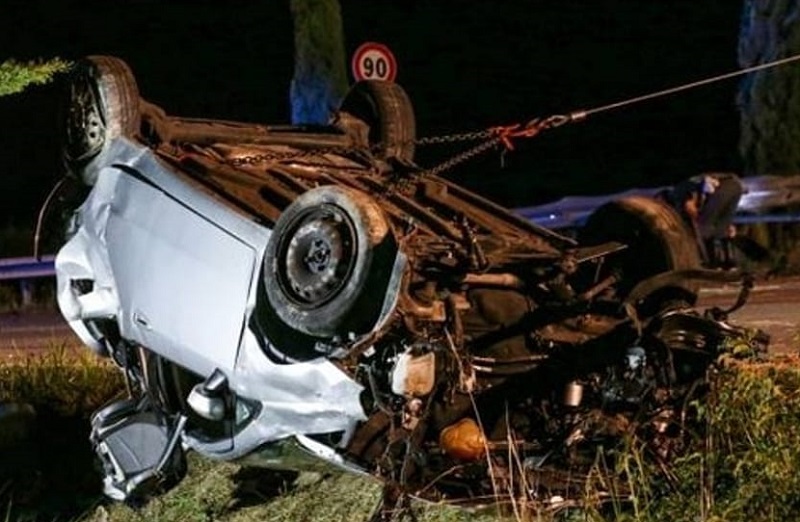Monza: auto si ribalta su via Gramsci a Roncello, ferito 24enne