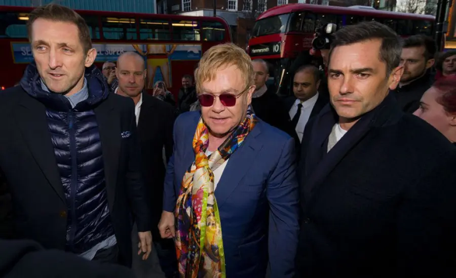Elton John Suona Pianoforte alla Stazione St Pancras per Lancio "Wonderful Crazy Night"