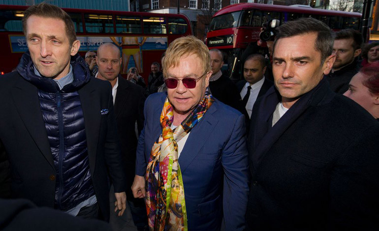 Elton John Suona Pianoforte alla Stazione St Pancras per Lancio "Wonderful Crazy Night"