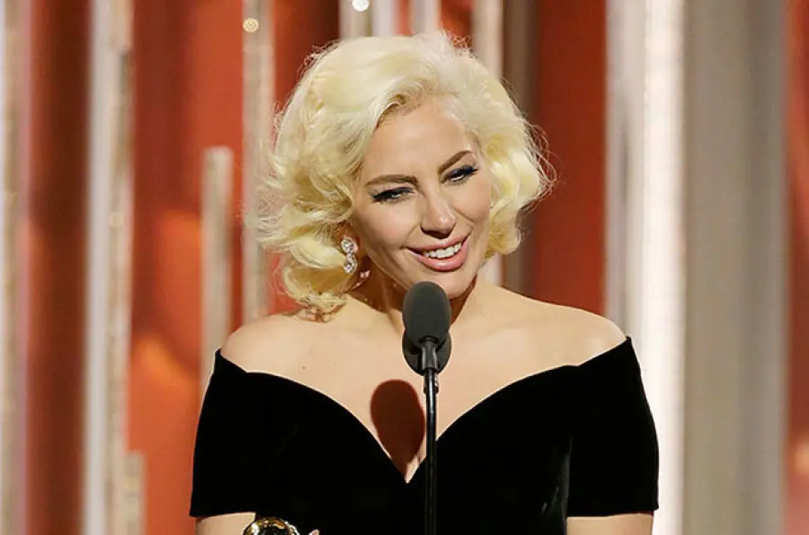 Lady Gaga Canta al Super Bowl e Omaggia Bowie ai Grammy Awards