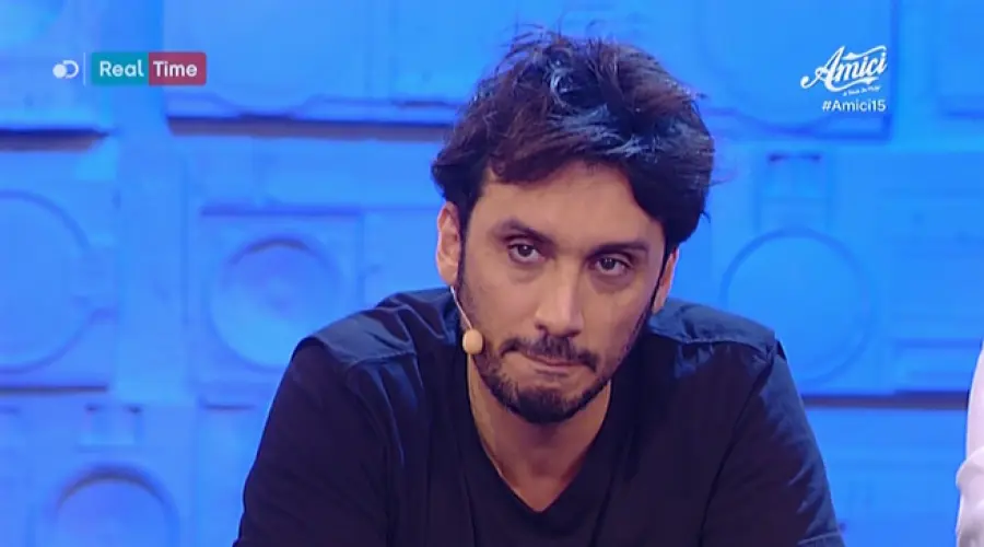 "Amici", Fabrizio Moro elimina Carmela: "I muri si abbattono fuori di qui"