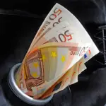 Benzina costerebbe 44 centesimi al litro senza Iva e accise: tasse soffocano italiani