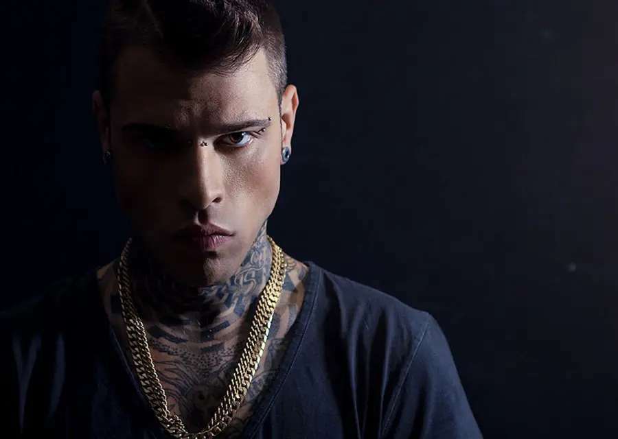 Fedez scrive bigliettini per Baci Perugina: frasi celebri e inedite