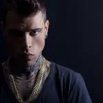 Fedez scrive bigliettini per Baci Perugina: frasi celebri e inedite