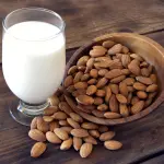 Latte di mandorla non può sostituire quello materno: neonato rischia scorbuto