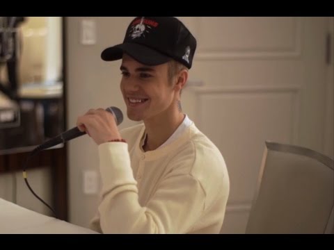 Justin Bieber suona "Per Elisa" al pianoforte, poi appare su Instagram con chioma lillà