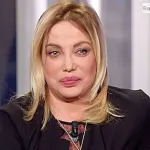 Lifting Simona Izzo scatena polemiche: volto nuovo a Porta a Porta