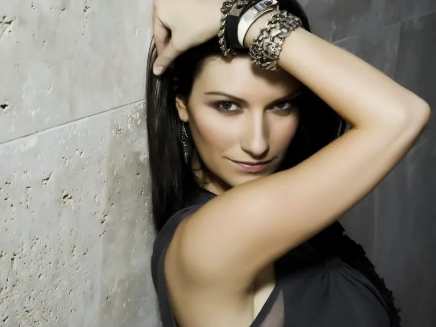 Laura Pausini contraria alle scuole di canto ed il Web si scatena, insegnanti compresi!