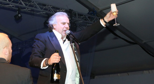 Cortina d'Ampezzo: si finge segretario generale Gdf per partecipare a show Capodanno Jerry Calà