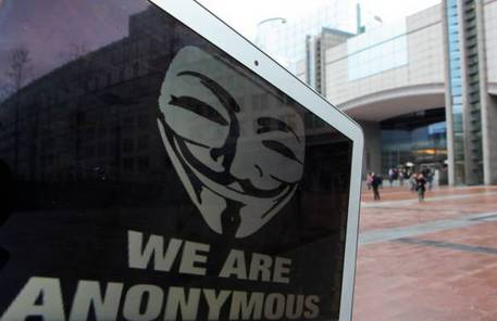Anonymous attacca pagina Facebook Salvini: Guy Fawkes sostituisce leader Carroccio