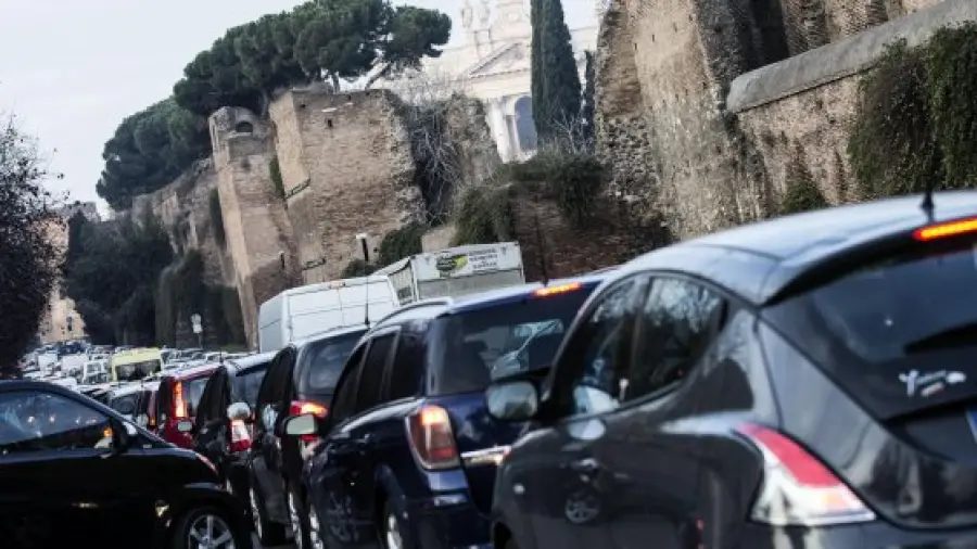 Roma, smog record: targhe alterne insufficienti. Blocco totale circolazione dopo Natale?