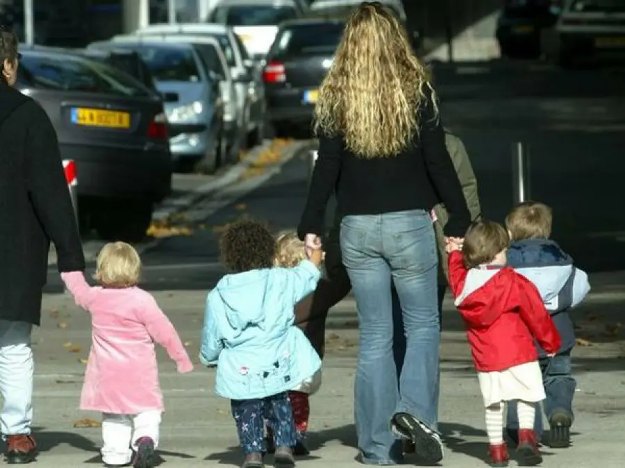 Stabilità, ok Camera: card per famiglie con più di 3 figli, canone Rai in bolletta