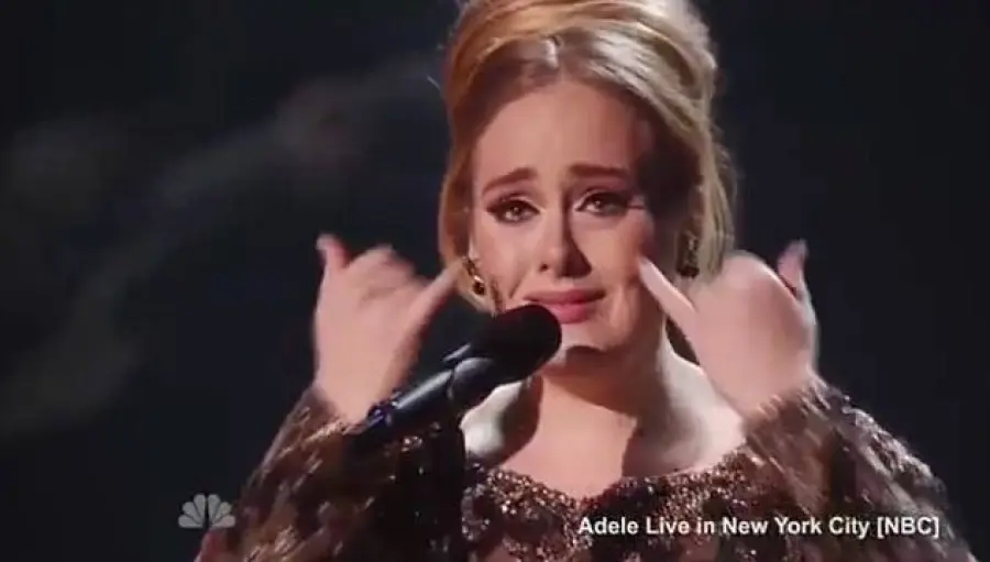 Adele Concerto A New York: si emoziona e piange in diretta sulla NBC, le foto!