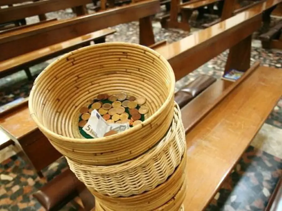 Venezia, lascia l'offerta in Chiesa solo per italiani. Il parroco: "Se la riprenda"