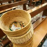 Venezia, lascia l'offerta in Chiesa solo per italiani. Il parroco: 