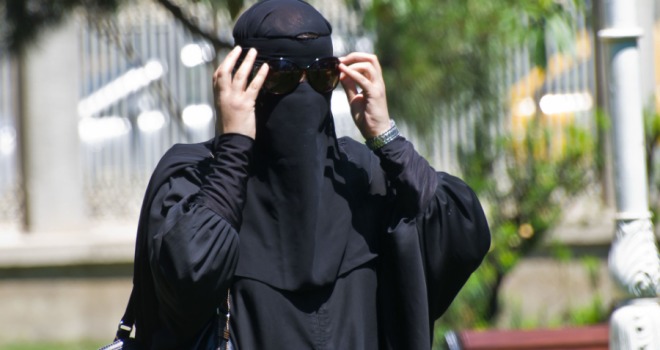 Maroni ostacola musulmani: Lombardia vieta burqa e niqab