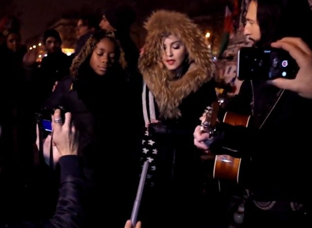 Madonna improvvisa concerto a Place de la Republique per onorare vittime attentati Parigi