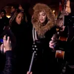 Madonna improvvisa concerto a Place de la Republique per onorare vittime attentati Parigi