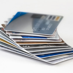 Carte di credito: tetto 0,3% alle commissioni interbancarie, risparmio per cittadini europei