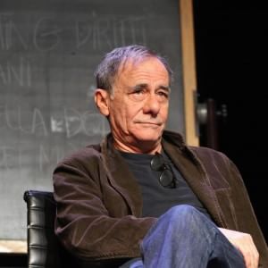 Vecchioni choc: "Sicilia isola di merda", critiche sui social