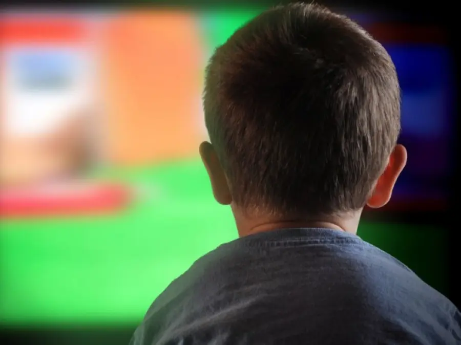 Guardi troppa televisione? Capacità cognitiva cala, ragazzi avvisati