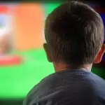 Guardi troppa televisione? Capacità cognitiva cala, ragazzi avvisati