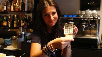 Bancomat e carta di credito anche per pagare un caffè: soglia 30 euro cancellata