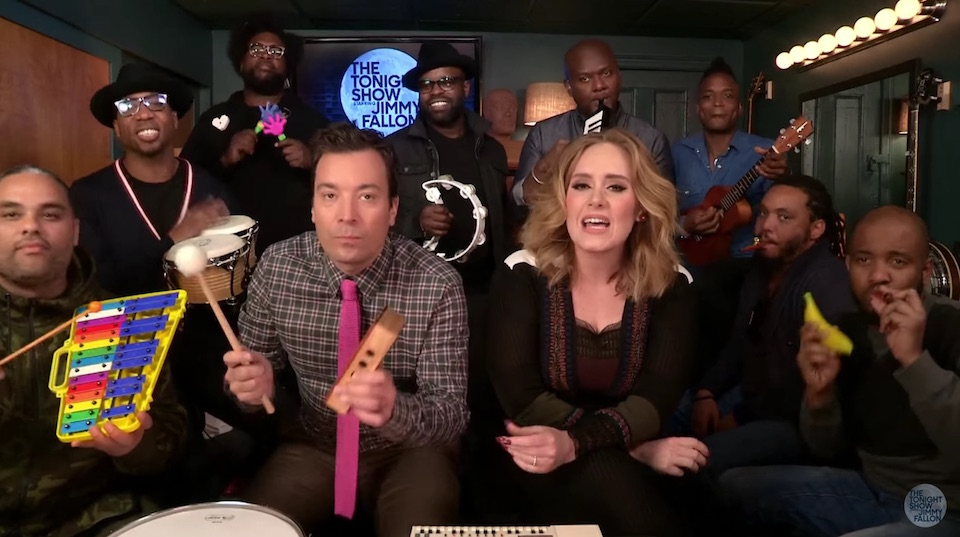 Adele Canta "Hello" al Tonight Show Affiancata dai Roots