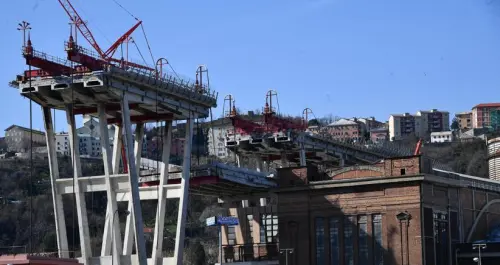 Ponte Morandi, posizionata la terza trave: lavori anticipati per il maltempo previsto