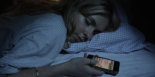 Smartphone, Luce Blu Nemica del Sonno: Modalità Letto Risolverà Problemi Insonnia?