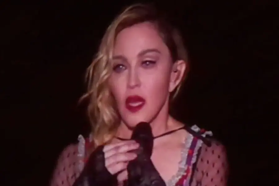 Madonna Dedica "Like a Prayer" a Vittime Parigi: Commozione sul Palco