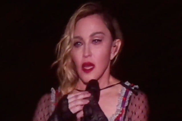 Madonna Dedica "Like a Prayer" a Vittime Parigi: Commozione sul Palco