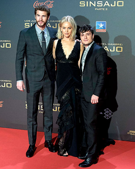 Jennifer Lawrence Cadute: lo fa di nuovo, alla première di Hunger Games, FOTO E VIDEO!
