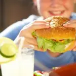 You, Robot che Favorisce Autocontrollo Bimbi a Tavola