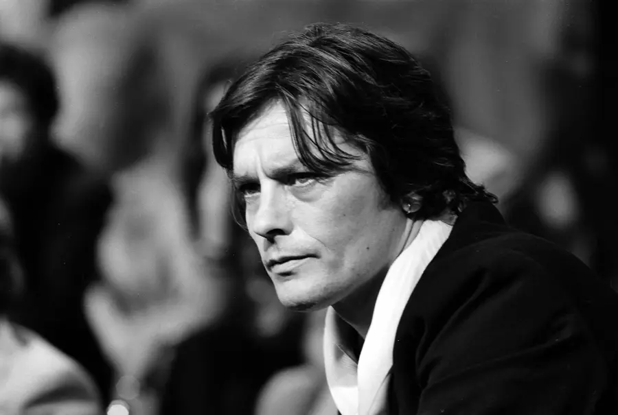 Alain Delon Compie 80 Anni: Mito del Cinema, Infanzia Difficile