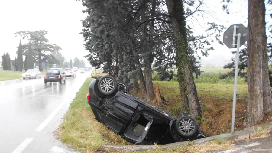 Pavia: un'auto si ribalta a Codevilla, morto un uomo