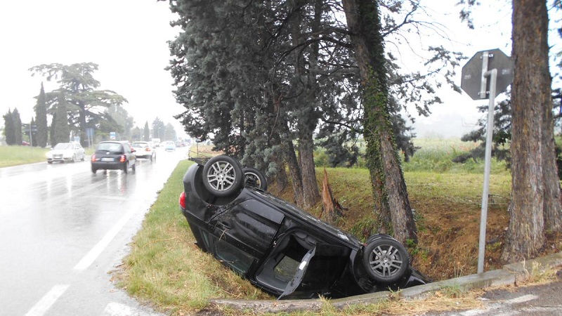 Pavia: un'auto si ribalta a Codevilla, morto un uomo