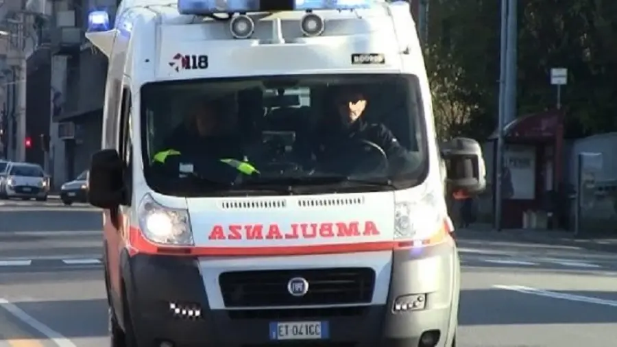 Torino: donna investita e travolta da autobus, piede amputato in ospedale