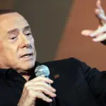 Silvio Berlusconi, Stilettata a Grillo: 