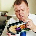 Metà degli Italiani Mangia Cibi Scaduti: Effetto della Crisi