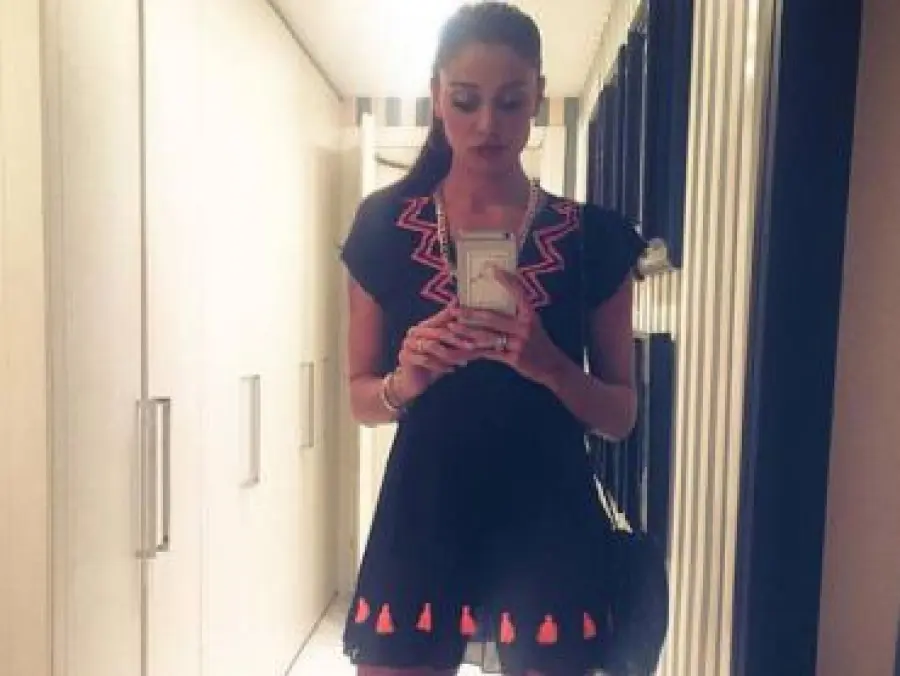 Belen Rodriguez: Cameriera Improvvisata nel Suo Ristorante