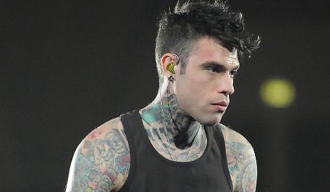 Fedez Compie 26 Anni: Rapper Schietto Cresciuto a Pane e Hip Hop