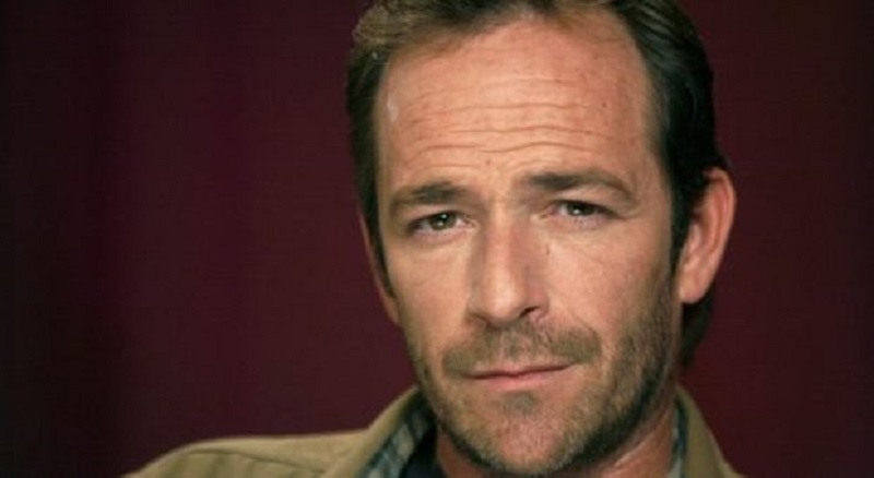 Luke Perry di Beverly Hills 90210 ricoverato d'urgenza in ospedale, ictus per Dylan