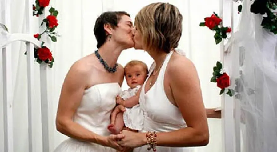 Napoli, Trascritto Atto Nascita Figlio Coppia Gay: Terzo Caso in Italia