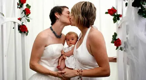 Napoli, Trascritto Atto Nascita Figlio Coppia Gay: Terzo Caso in Italia