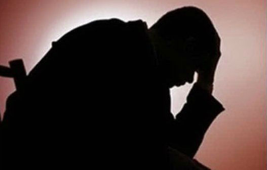 Poliziotti Stressati: Boom Suicidi in Italia, Disagio Raccontato in un Libro