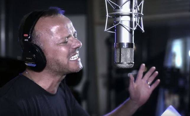 Gigi D'Alessio Omaggia Classici Napoletani in "Malaterra": Duetto con Briga