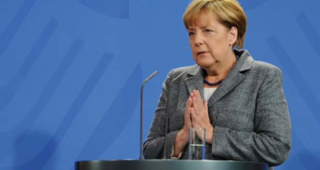 Merkel al Salone dell'Auto di Francoforte: Appello Pro Rifugiati ai Costruttori di Auto