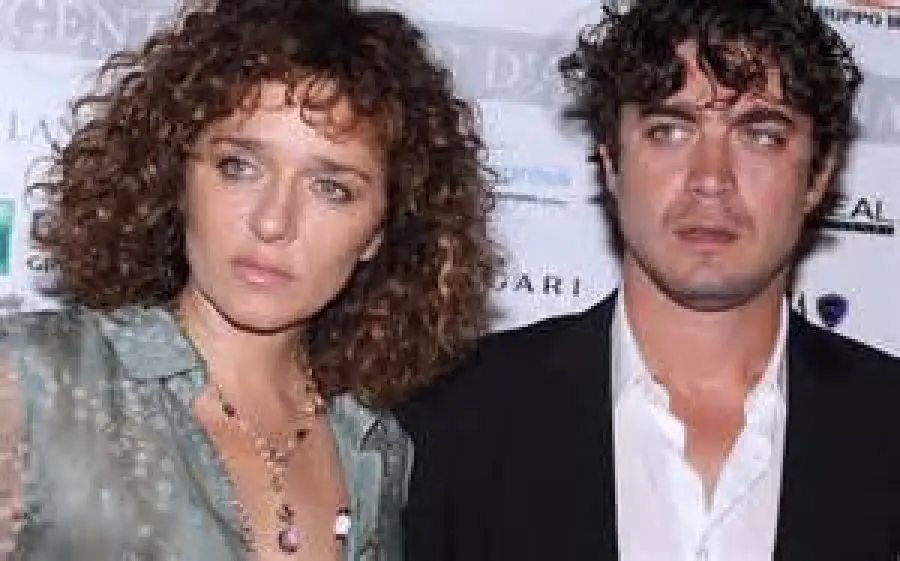 Valeria Golino e Riccardo Scamarcio, nozze rinviate: mistero