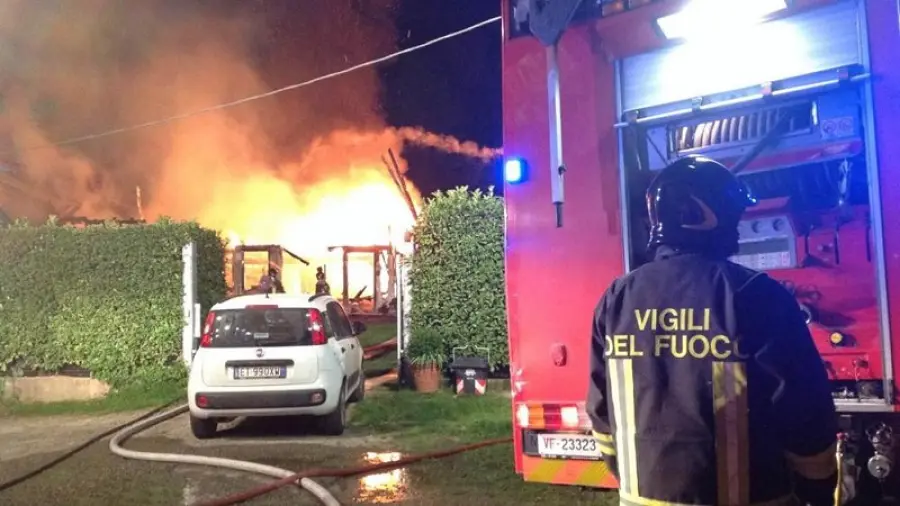 Ostia: incendio in un'abitazione di via delle Azzorre, donna morta carbonizzata
